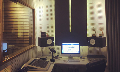 Đại Nhân cũng thiết kế một phòng thu ngay tại nhà để phục vụ cho công việc.