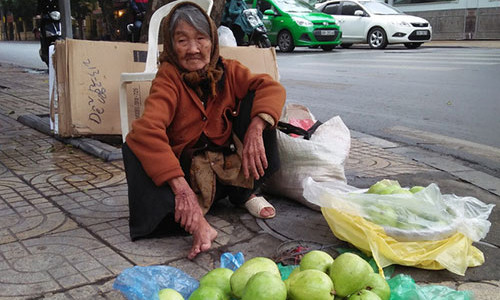 Su that ve chuyen cu ba 90 tuoi ban oi giua pho Ha Noi-Hinh-2