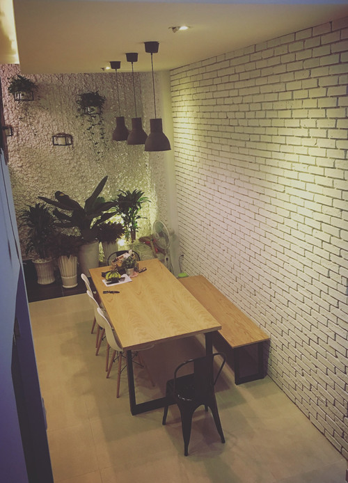 Điểm nhấn cho toàn bộ phòng khách và phòng ăn là những bức tường gạch trần được sơn trắng trong nhà của Đại Nhân.