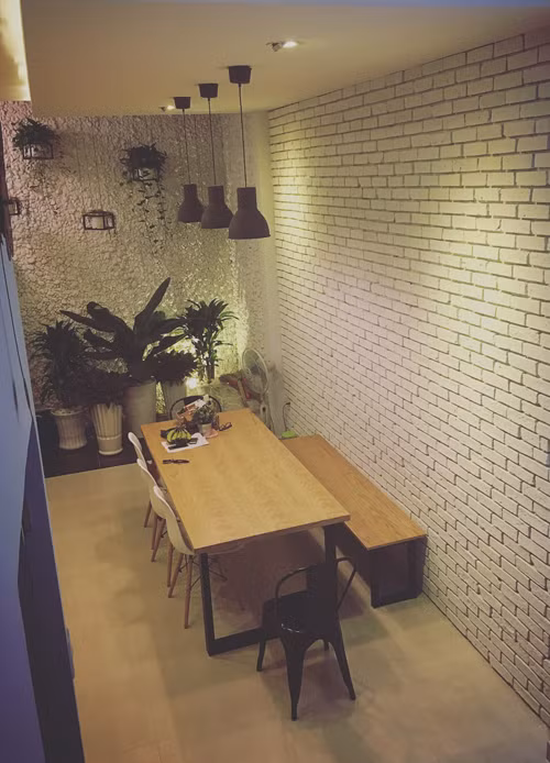 Điểm nhấn cho toàn bộ phòng khách và phòng ăn là những bức tường gạch trần được sơn trắng trong nhà của Đại Nhân.