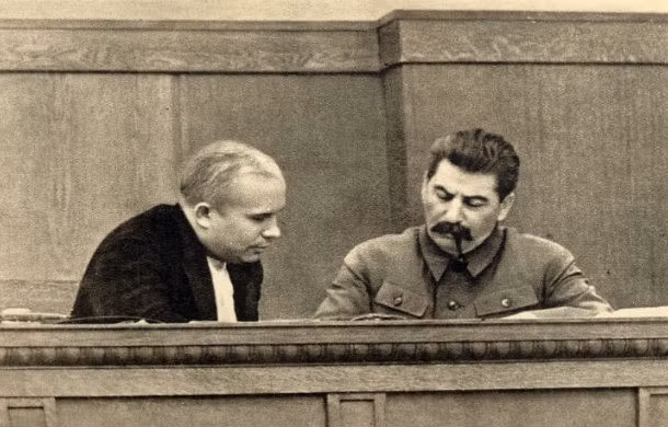 Tính cách cứng rắn của nhà lãnh đạo Stalin được cho là đến từ tuổi thơ dữ dội. Theo đó, nhà lãnh đạo Stalin sinh trưởng trong một gia đình có người bố suốt ngày say rượu và mẹ hay đánh con mặc dù rất thương yêu con.