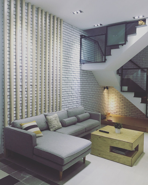 Tầng 1 tại ngôi nhà của ca sĩ Đại Nhân là không gian phòng khách và bếp.