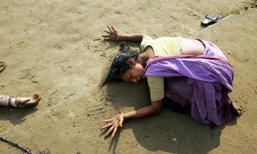 Nhiếp ảnh gia Arko Datta đã chụp được khoảnh khắc một người phụ nữ Ấn Độ nằm trên cát với cánh tay dang ra, cầu nguyện cho một thành viên trong gia đình đã mất trong trận sóng thần Ấn Độ Dương năm 2004. Bức ảnh có tiêu đề "Sau trận sóng thần" đã khắc họa rõ nét hậu quả khủng khiếp của thảm họa thiên nhiên tồi tệ này đối với con người như thế nào.