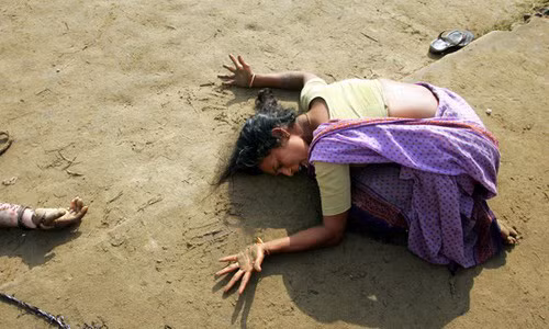 Nhiếp ảnh gia Arko Datta đã chụp được khoảnh khắc một người phụ nữ Ấn Độ nằm trên cát với cánh tay dang ra, cầu nguyện cho một thành viên trong gia đình đã mất trong trận sóng thần Ấn Độ Dương năm 2004. Bức ảnh có tiêu đề "Sau trận sóng thần" đã khắc họa rõ nét hậu quả khủng khiếp của thảm họa thiên nhiên tồi tệ này đối với con người như thế nào.