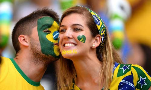 Tại đất nước Brazil, việc hôn lên má người gặp mặt lần đầu là điều bình thường khi chào hỏi. Người dân Brazil thường thoải mái bộc lộ cảm xúc đối với người đối diện.