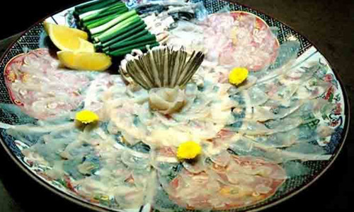 Gỏi cá nóc Fugu có giá 100 USD/suất. Đây là món ăn đắt đỏ khét tiếng của Nhật Bản.