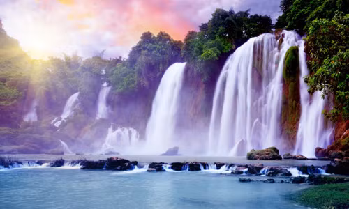 Thác Bản Giốc có mặt trong top 10 thác nước nên đến trước khi chết. Danh sách này do The Richest công bố.