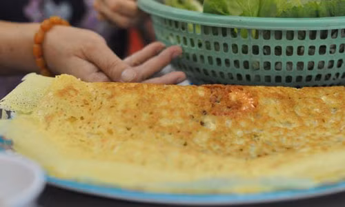 Theo danh sách của Business Insider, thành phố HCM có mặt trong top 16 địa điểm tuyệt nhất để thưởng thức ẩm thực đường phố với những món ăn hấp dẫn như bánh mì kẹp, phở, bánh xèo...