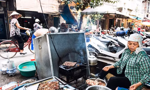 Theo tờ Telegraph của Anh, Hà Nội lọt top thành phố ẩm thực hấp dẫn nhất thế giới. Hà Nội được báo Anh ca ngợi là điểm đến lý tưởng để thưởng thức các món ăn với sự tổng hòa của các hương vị chua, cay, mặn, ngọt. Bún chả, bánh mì pate, phở bò, cafe trứng...