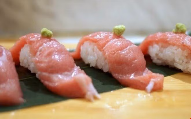 Phần thịt bụng của những con cá ngừ vây xanh (toro) tạo nên món ăn sushi đắt “cắt cổ”.