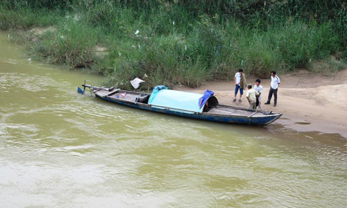 Lực lượng chức năng tìm kiếm nạn nhân.