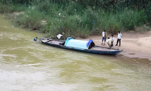 Lực lượng chức năng tìm kiếm nạn nhân.