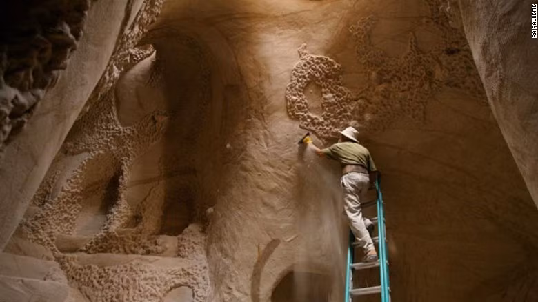 Vẻ đẹp bên trong hang trở nên rực rỡ, ấn tượng hơn khi có ánh sáng Mặt trời chiếu rọi vào.