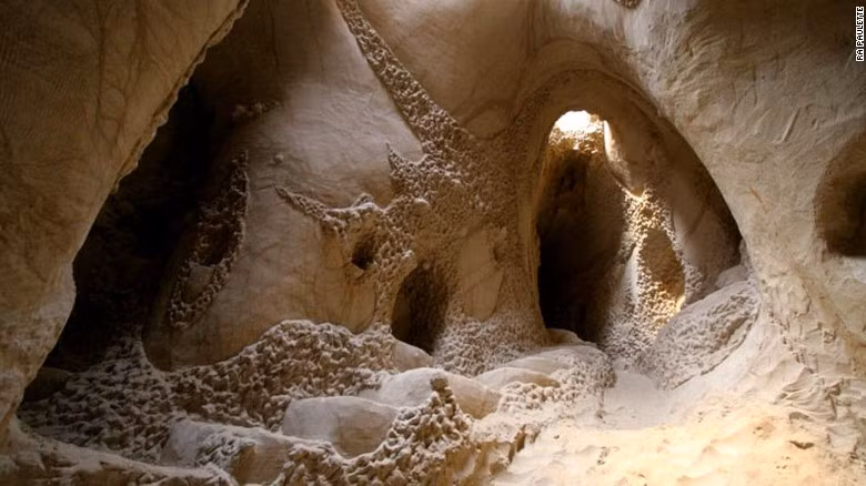 Với những dụng cụ thô sơ, nghệ sĩ Paulette (69 tuổi) đã đào hang trong vách núi đá tạo ra những căn phòng chạm khắc tuyệt đẹp với đầy đủ cầu thang, cửa sổ, cửa ra vào, giếng trời...