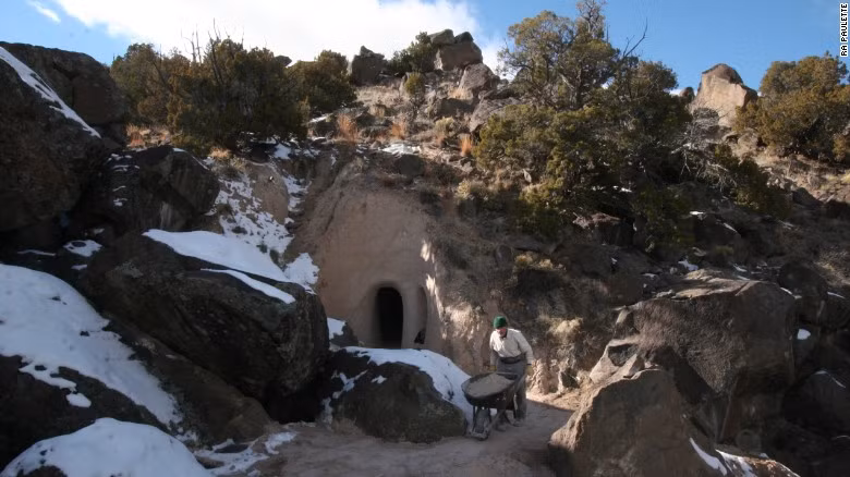 Ông Paulette tự di chuyển đất đá ra khỏi hang trong quá trình đào hang, tạo ra những căn phòng chạm khắc tuyệt mĩ.