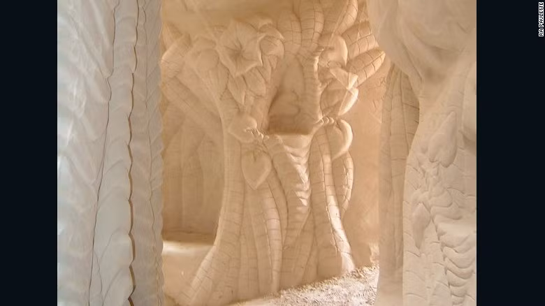 Những con đường bên trong hang được nghệ sĩ Ra Paulette đào cẩn thận.