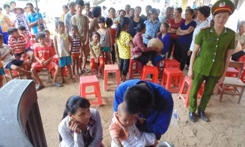 Chị Keo đưa con cho Truyền bế trong giờ nghị án.