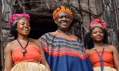 Do vậy, điều đó có nghĩa Fon tái hôn với các mẹ kế của mình. Trong khi đó, anh chị em của Fon trở thành con của nhà vua hiện tại. Vị Fon của Bafut hiện tại thừa kế 72 người vợ và 500 người con của cha.