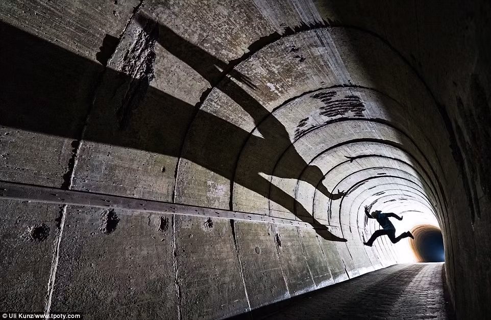 Tác giả Uli Kunz (Đức) chiến thắng ở hạng mục Khoảnh khắc ánh sáng. Trong đó, bức ảnh chụp bóng một người đàn ông đang nhảy in trên tường hầm ở Heligoland, Bắc Hải.