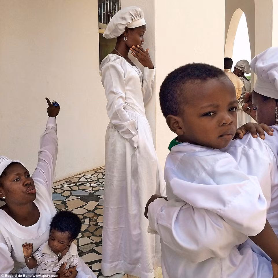 Nhiếp ảnh gia Edgard de Bono (Italy) giành chiến thắng ở hạng mục ảnh đẹp nhất chụp bằng điện thoại. Bức ảnh chụp những người dân thành phố Benin, Nigeria.