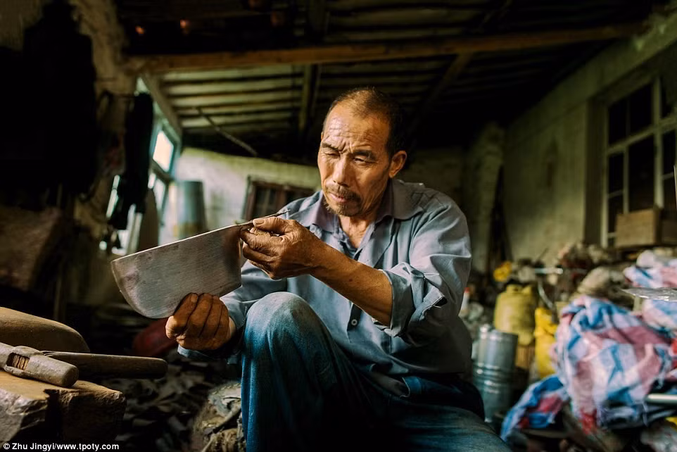 Giành chiến thắng ở mục Văn hóa đường phố là nhiếp ảnh gia Zhu Jingyi (Trung Quốc) với tác phẩm chụp một người thợ rèn tại Giang Tô, Trung Quốc.