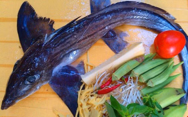 Cá mặt thỏ hay còn gọi là cá "mỹ nhân" là loài cá quý hiếm, chỉ xuất hiện ở các nhà hàng sang trọng bậc nhất. Hiện, giá bán cá mặt thỏ ở Lý Sơn (Quảng Ngãi) lên tới 2.000 USD/kg (khoảng 45 triệu đồng). Đây là một món cá đặc sản dành cho giới đại gia.