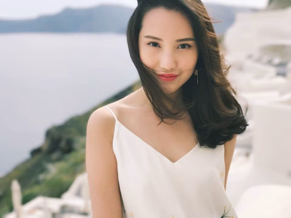 Sau này, cô trở thành gương mặt tiêu biểu của ngôi trường, theo chân mẹ xuất hiện trong hậu trường của các cuộc thi Hoa hậu trên thế giới. Ảnh: FB Primmy Truong