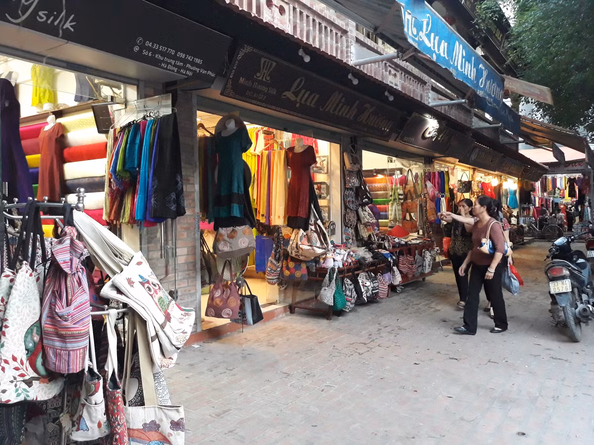 Nhiều người thì lại muốn tìm hiểu thương hiệu lụa Vạn Phúc có liên quan gì đến thương hiệu Khaisilk không? Hay lụa ở làng nghề Vạn Phúc có phải hàng Tàu không?