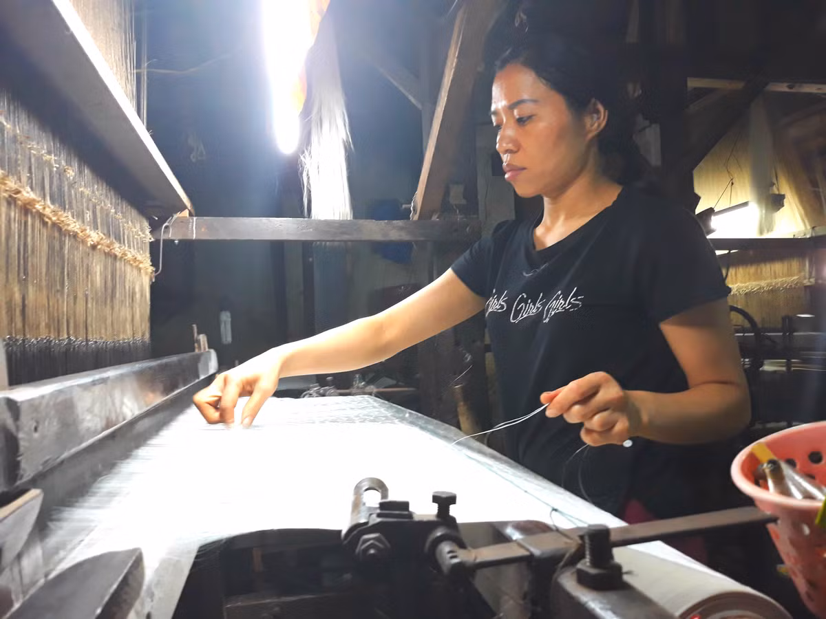 Những sản phẩm lụa tơ tằm 100% có giá thành cao, nhưng các sản phẩm lụa có pha chất liệu khác đều được ghi rõ.