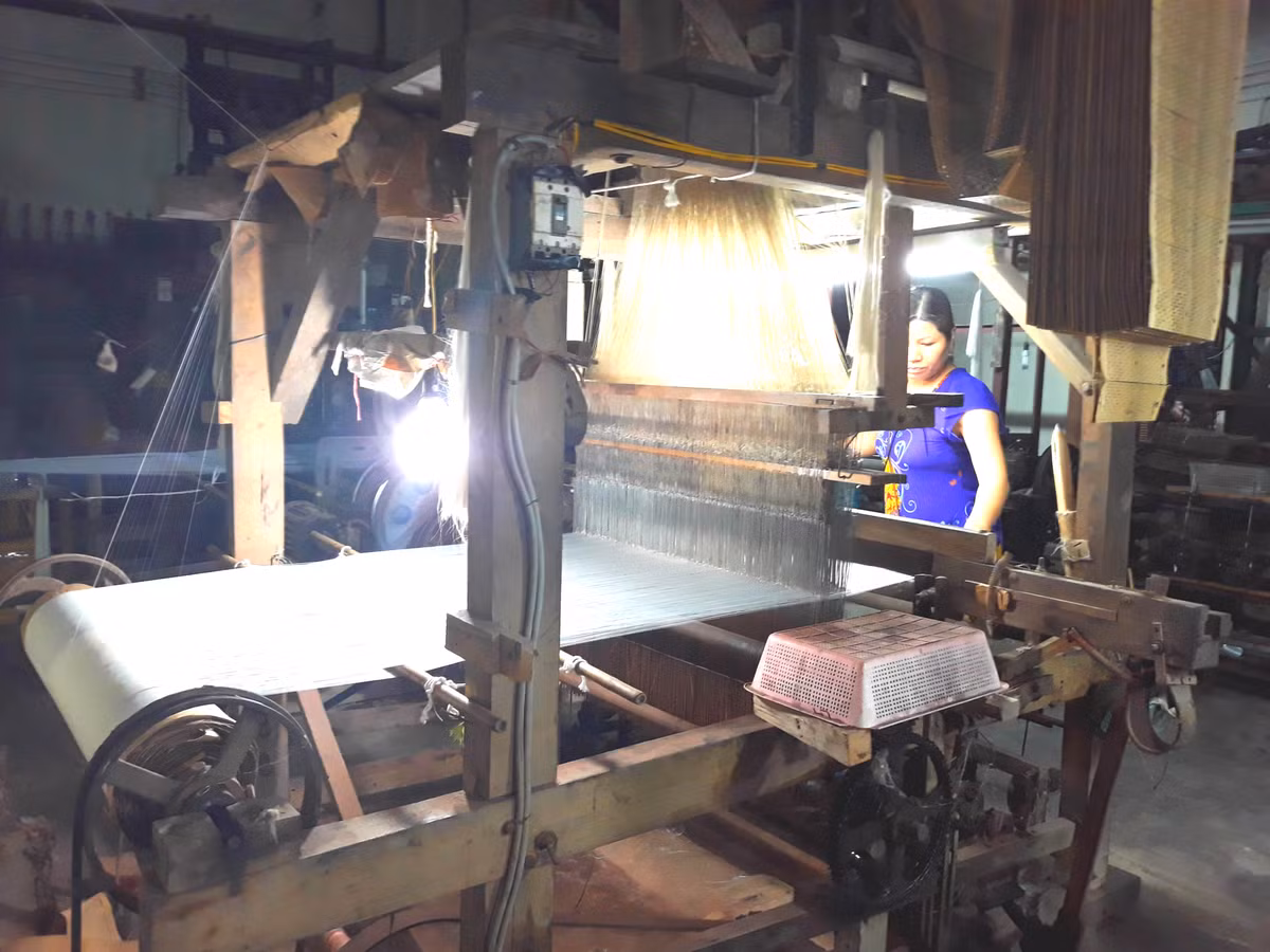 Ngoài ra, theo bà Tâm, làng Vạn Phúc hiện có 5-6 xưởng sản xuất quy mô như Mao Silk, trong khi mô hình hộ gia đình dệt lụa nhỏ lẻ vẫn đang được duy trì phổ biến trong làng.