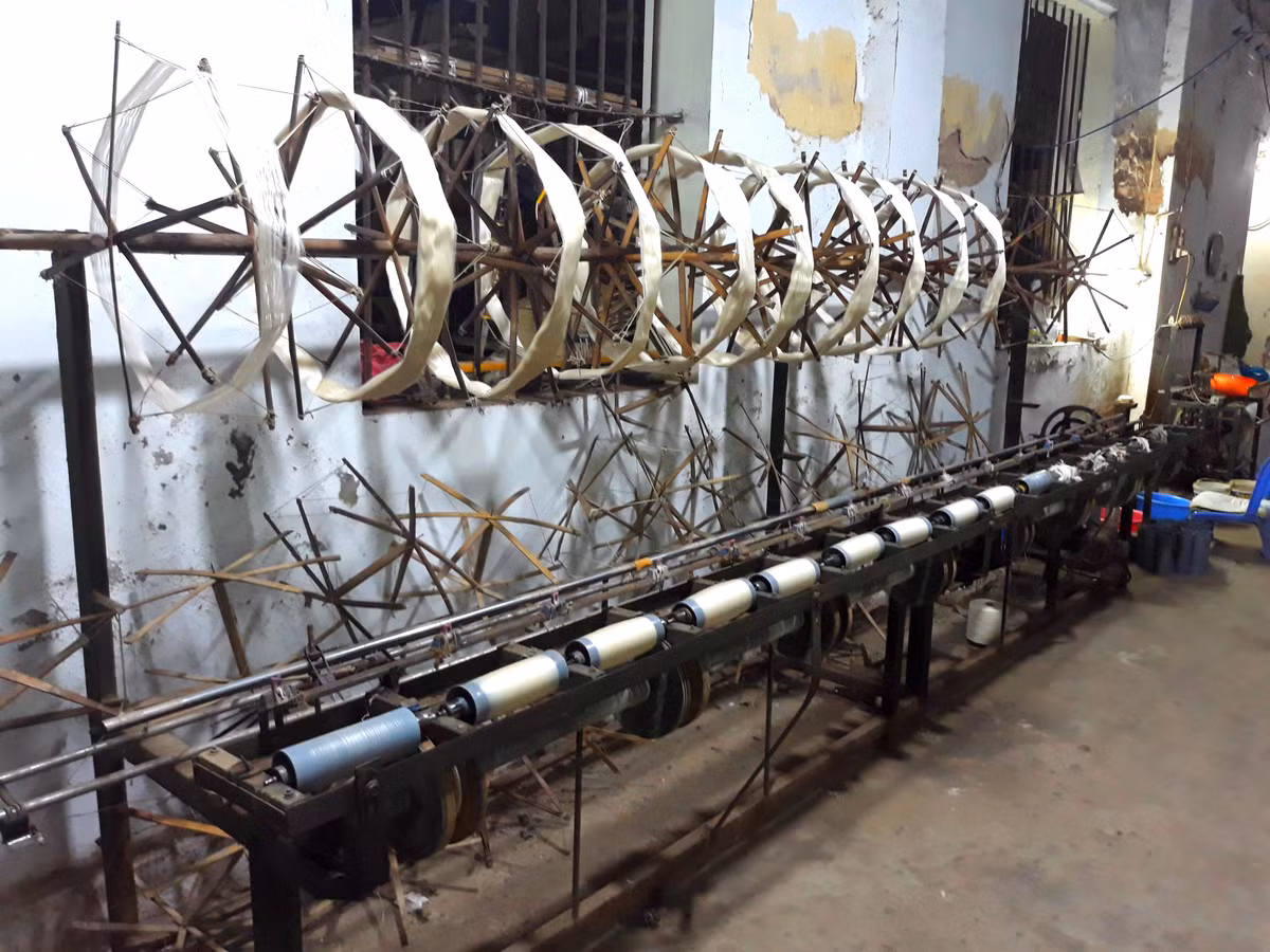 Về cơ bản, công nhân vẫn làm thủ công, song cố gắng cải tiến một số chi tiết máy móc để năng suất cao hơn.