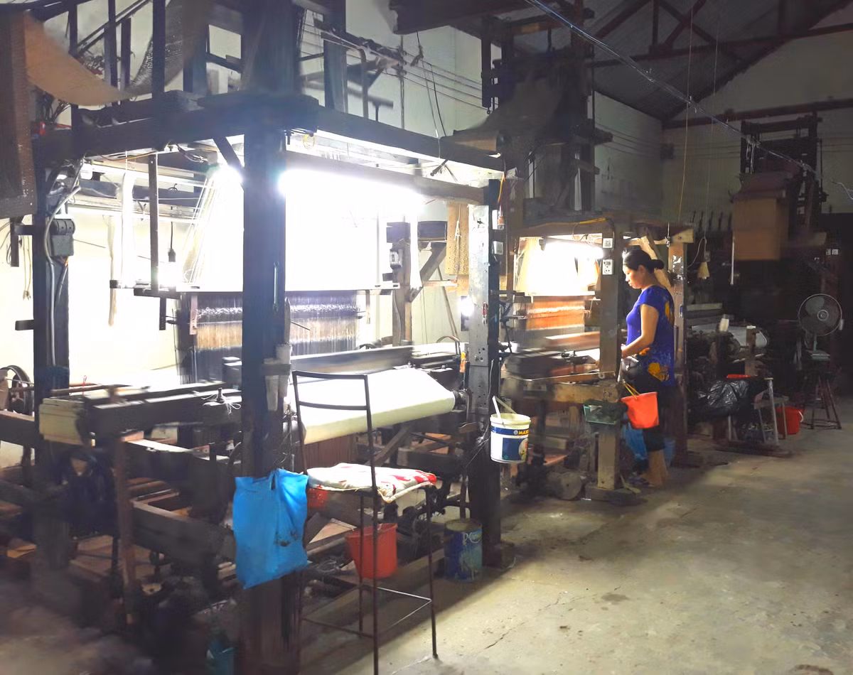 Bà Tâm cũng chia sẻ thêm, hiện cơ sở của bà đang sản xuất được hơn 1.000m lụa mỗi tháng, cung cấp ra thị trường ở cả dạng nguyên liệu (để may các sản phẩm đa dạng chủng loại như khăn, áo dài…) cũng như dạng sản phẩm hoàn chỉnh.