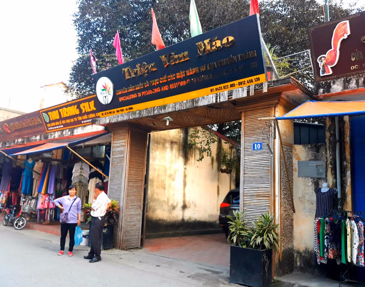 Theo bà Nguyễn Thị Tâm – chủ thương hiệu Mao Silk cho biết, cơ sở được hình thành sau năm 1986, thời điểm chuyển đổi kinh tế từ mô hình cũ sang kinh tế thị trường. Khi đó, cụ Triệu Văn Mão là người đầu tiên gây dựng nên cơ sở và thương hiệu của Mao Silk hiện nay (cụ Mão đã mất, bà Tâm là con dâu của cụ).