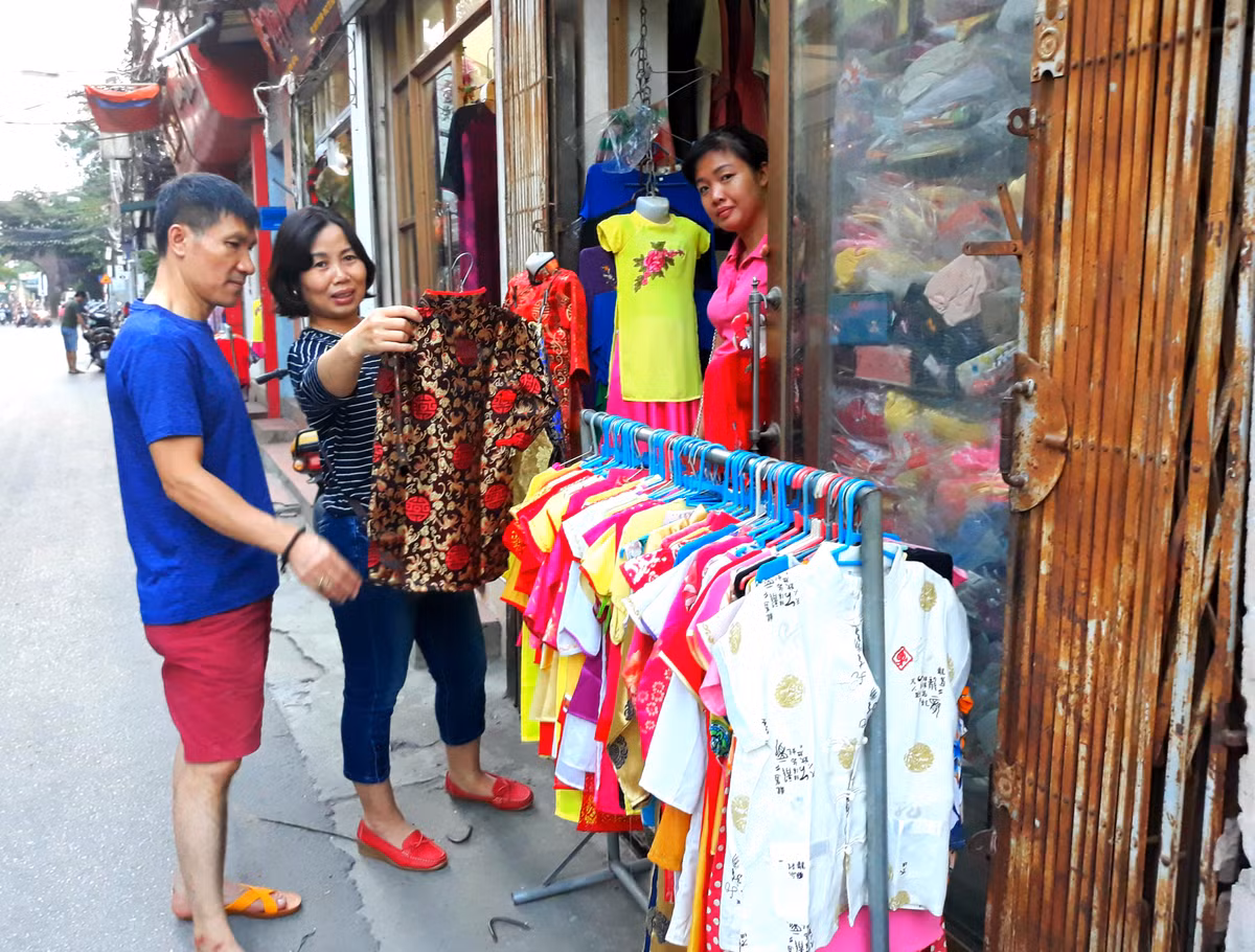 "Khách tới để mua hàng thì ít, nhưng tò mò tìm hiểu cách có thể phân biệt được đâu là lụa Vạn Phúc, đâu là hàng xuất xứ từ Trung Quốc thì nhiều. Thật sự để phân biệt điều đó không hề dễ một chút nào.", một chủ hộ kinh doanh lụa cho biết.