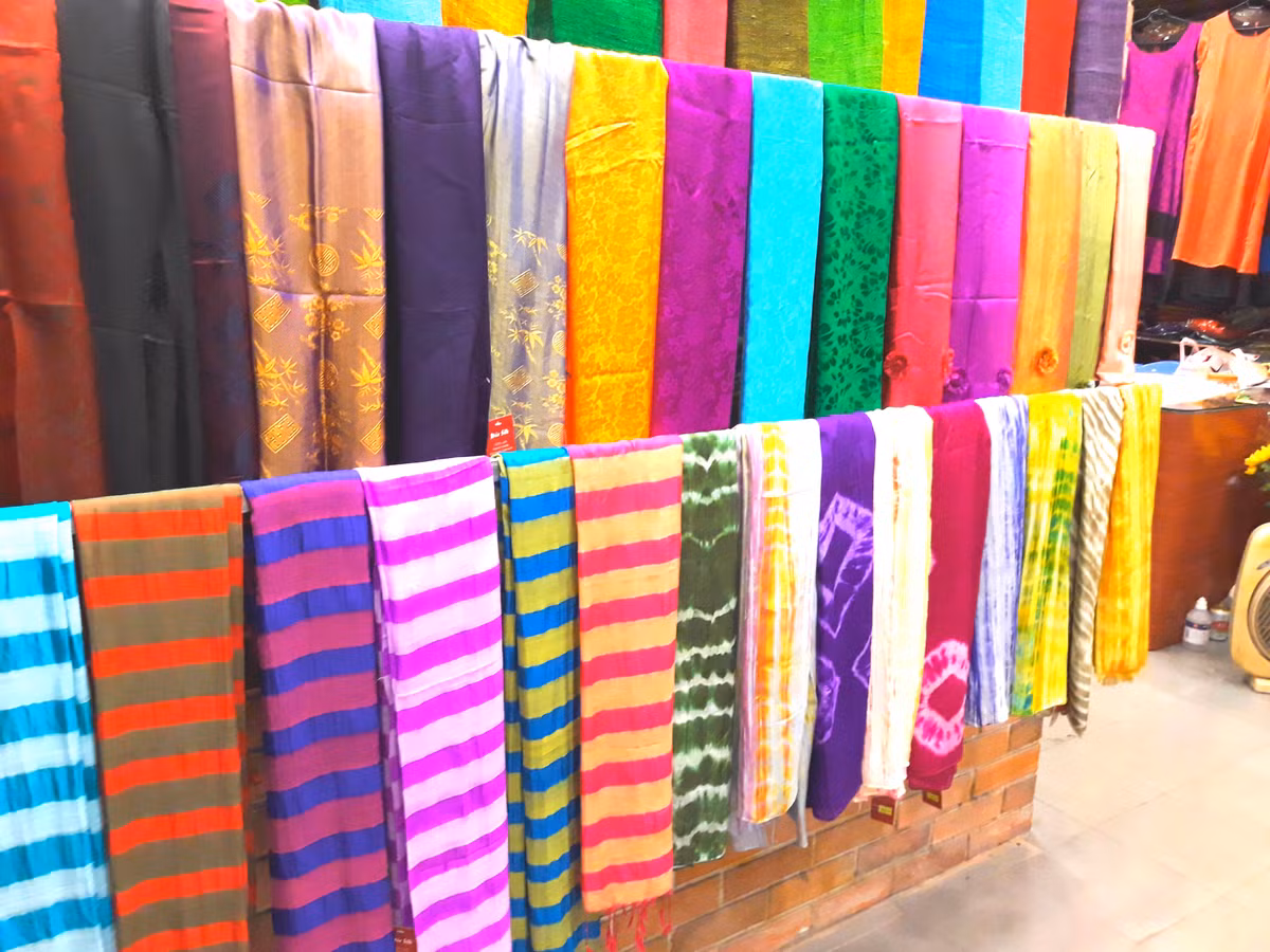 Sau khi dệt xong, sản phẩm sẽ trải qua một số công đoạn khác để tạo thành sản phẩm hoàn chỉnh trước khi mang ra bày bán tại cửa hàng