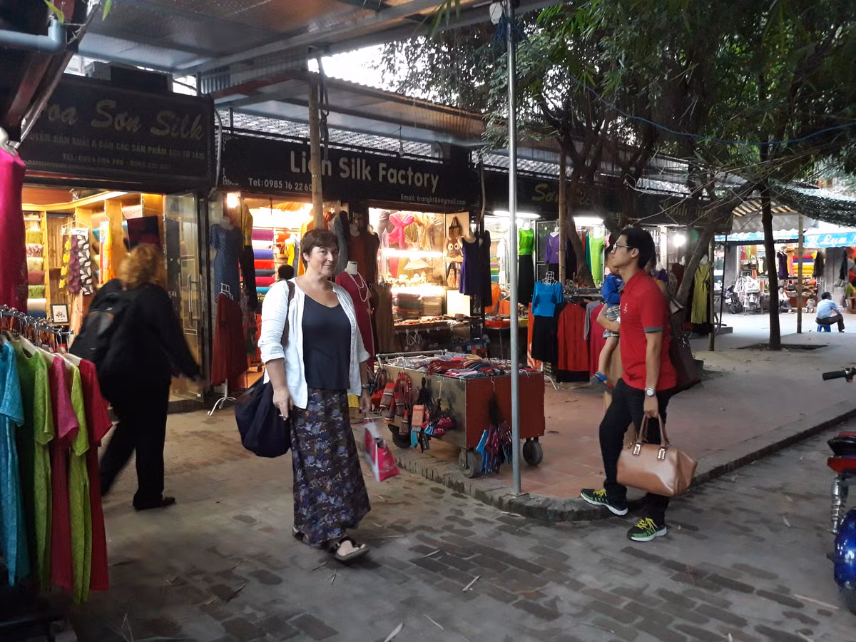 Ghi nhận của Kiến Thức tại làng lụa Vạn Phúc sau sự kiện “phát lộ” thương hiệu Khaisilk bán khăn Trung Quốc gắn mác Việt Nam cho thấy, những ngày này, làng lụa Vạn Phúc bỗng dưng được chú ý hơn, lượng người lui tới tham quan làng nghề nhiều hơn. Dường như họ muốn tìm hiểu xem đâu mới là lụa Việt...