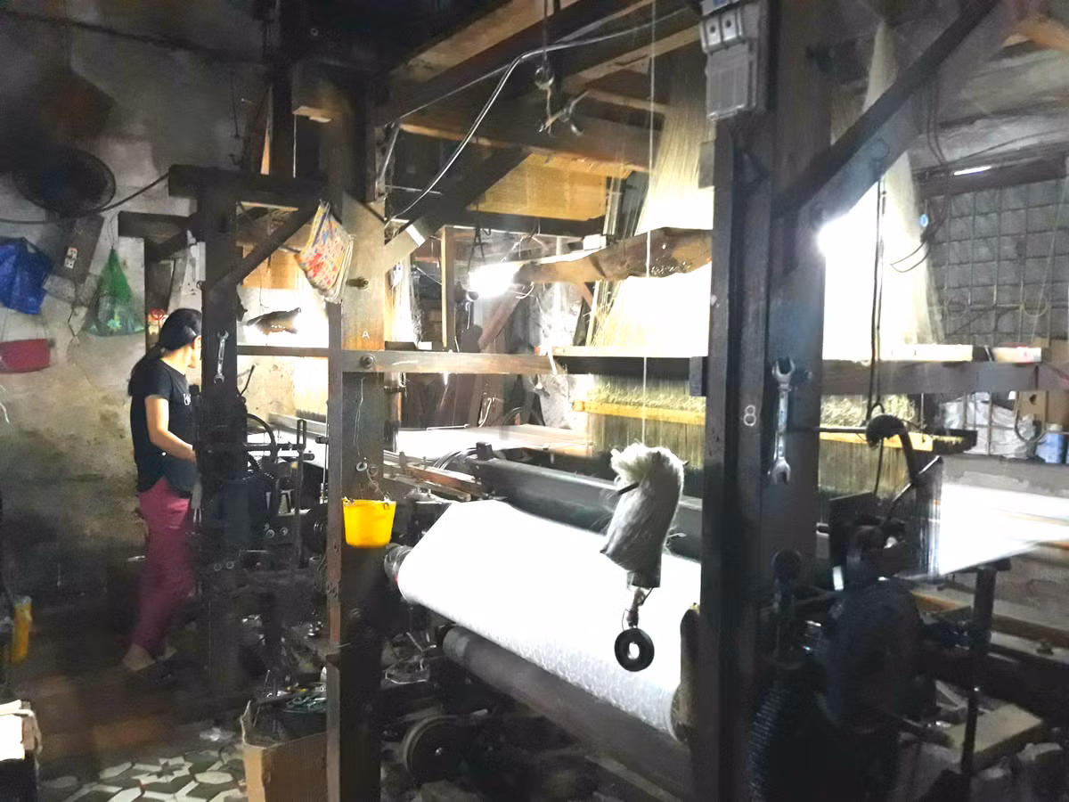 Bên cạnh đó, theo bà Tâm muốn duy trì và phát triển nghề thì mình phải biết phục vụ thị trường. Đó là vừa đáp ứng thị hiếu, thời trang của khách hàng, vừa phải tính toán cho ra sản phẩm hợp túi tiền.