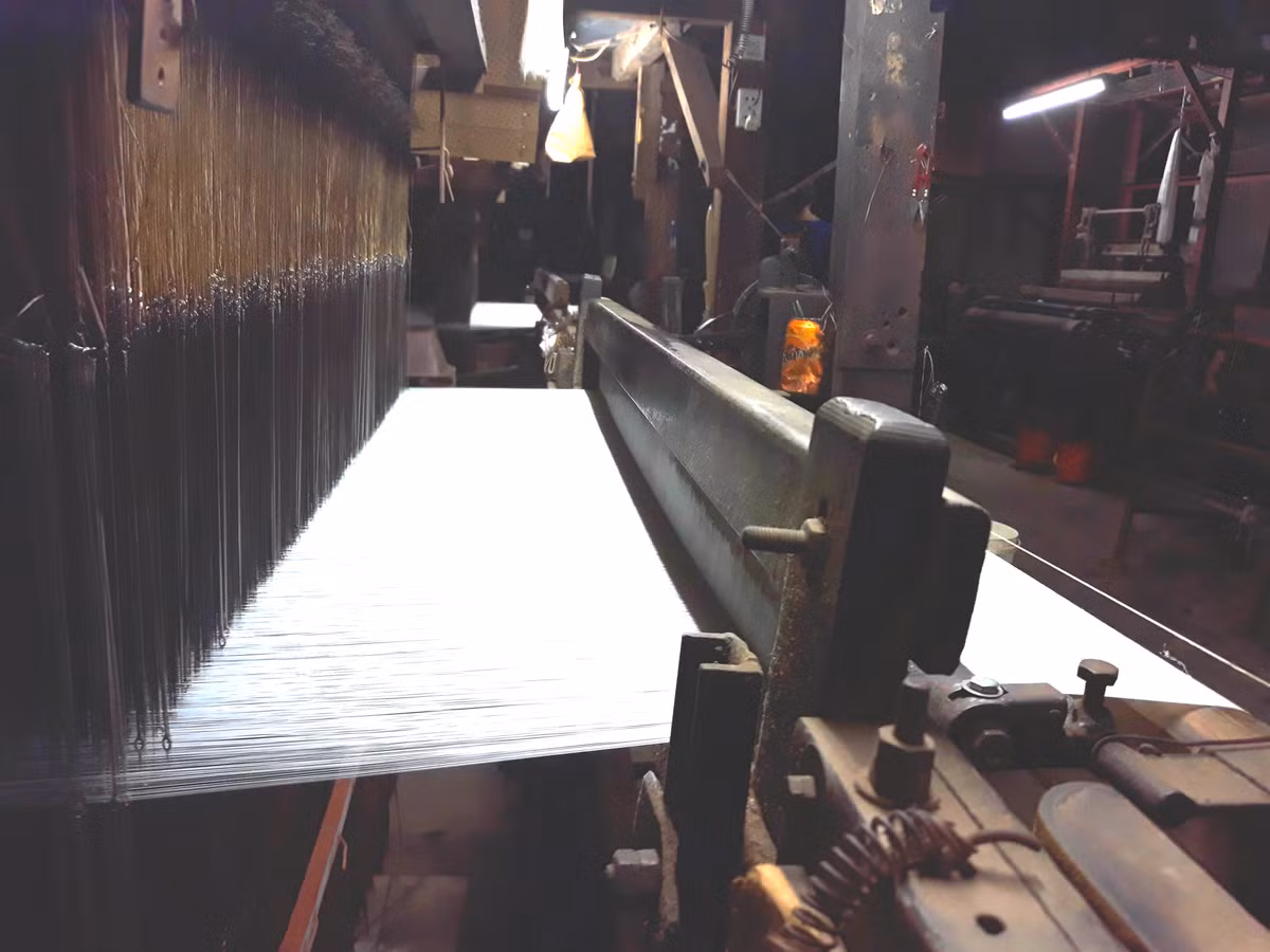 Đây là một trong những công đoạn sản xuất lụa tơ tằm tại Vạn Phúc.