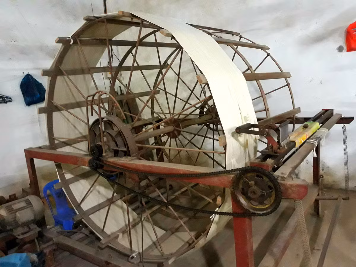 "Nhìn chung, sản phẩm lụa Hà Đông sử dụng nguồn nguyên liệu tơ tằm và làm thủ công nên giá thành có thể coi là cao, song chất lượng là điều chúng tôi luôn tự hào. Hiện giờ, Vạn Phúc vẫn đang hằng ngày sản xuất ra lụa, máy dệt chưa lúc nào ngừng nghỉ”, bà Tâm bày tỏ.