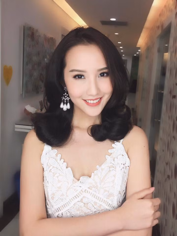 Ngoài ra, Trương Minh Xuân Thảo còn thích đàn piano khi có thời gian và xem các diễn đàn, video làm đẹp để hỗ trợ kiến thức thêm cho bản thân. Ảnh: FB Truong Minh Xuan Thao.