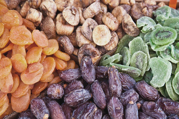 Co gai tre ro mat vi an trai cay sai cach