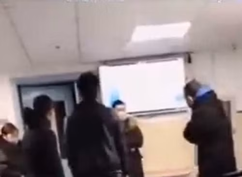 Co gai tre sinh con, 4 nguoi dan ong nhan lam cha dua be