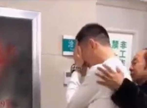 Co gai tre sinh con, 4 nguoi dan ong nhan lam cha dua be-Hinh-2