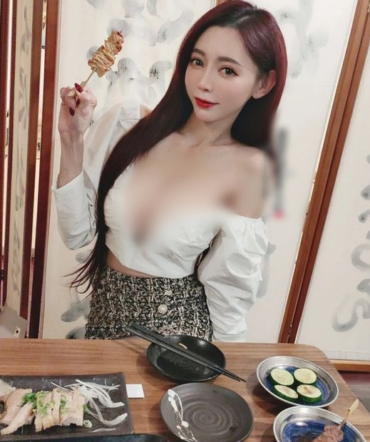 Hiện tại, Nagase Kunni vẫn làm phiên dịch, livestream phát sóng trực tiếp, mở kênh YouTube, làm việc tại trường luyện thi tiếng Nhật và làm việc trong lĩnh vực thẩm mỹ y tế. Nhưng dù xuất hiện trong vai trò nào, cô nàng cũng chuộng phong cách gợi cảm nhất có thể.