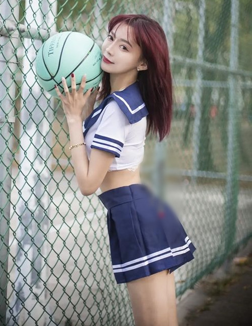 Trước đó, bộ ảnh nữ giáo viên khoe dáng trong trang phục nữ sinh cũng nhận được đông đảo sự quan tâm của dư luận.