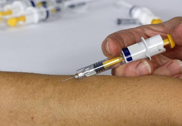 Tiem “thuoc chong ung thu”, nguoi phu nu gap ket dang