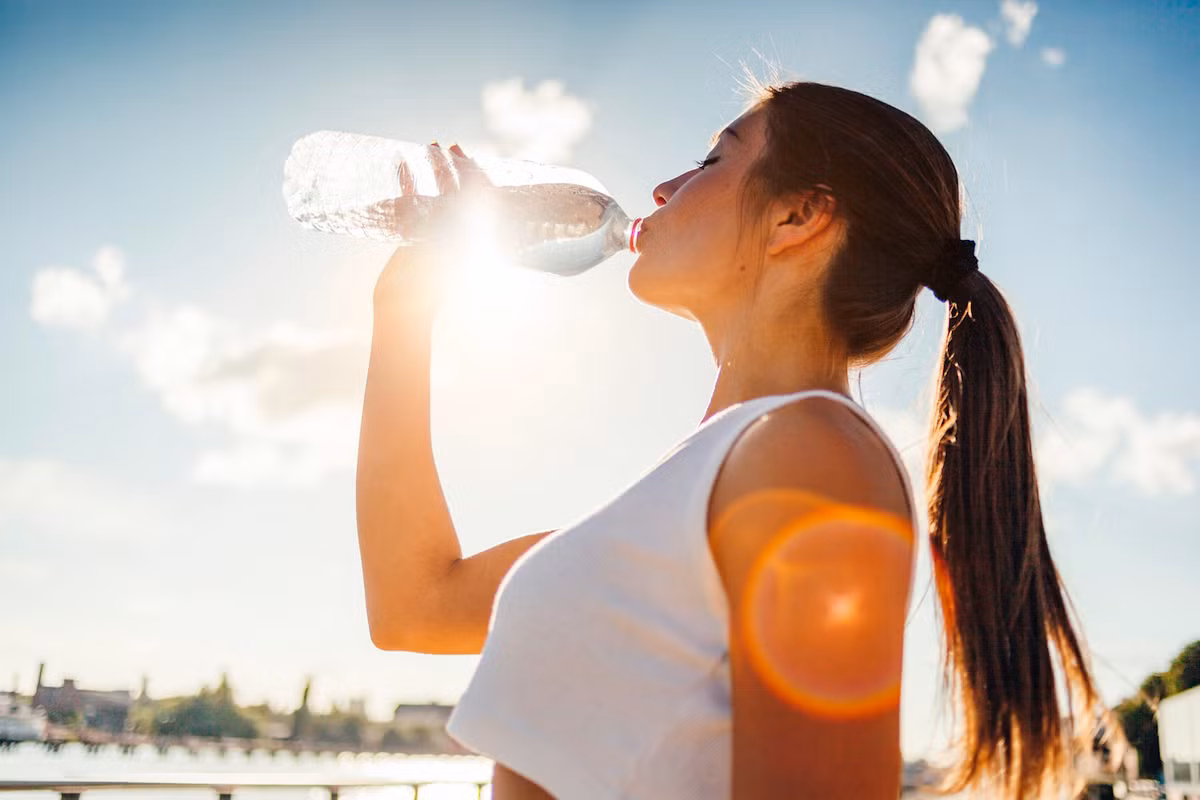 Quen uong nuoc de giai nhiet ngay nong, co gai mac benh hiem