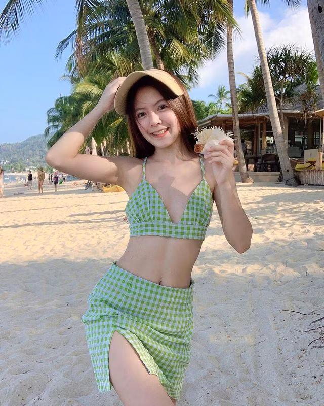 Theo các fan hâm mộ của hot girl nói riêng, cộng đồng mạng nói chung, Dada diện trang phục ngắn, hở nhưng thực sự không có chút nào phản cảm, thô tục.
