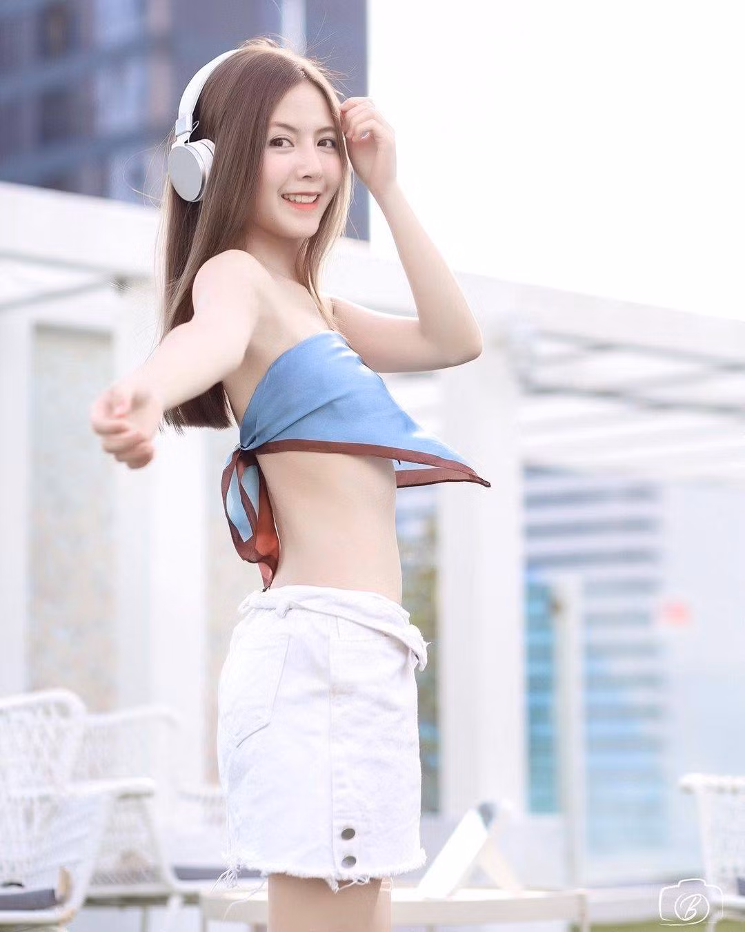 Theo tìm hiểu, Dada nổi tiếng với khuôn mặt xinh đẹp, làn da trắng như trứng gà bóc và thân hình thanh mảnh, gu thời trang trẻ trung, quyến rũ.