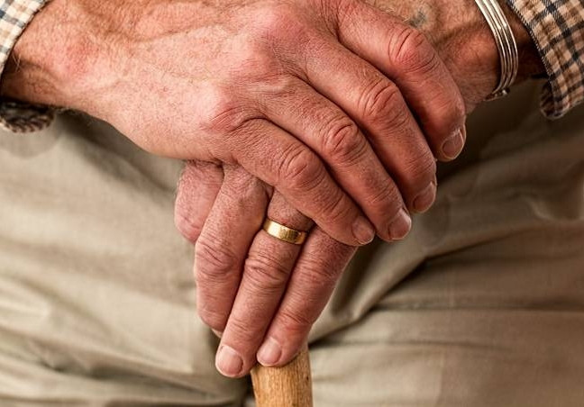 Dua cha vao vien duong lao, nao ngo cha bi bao hanh